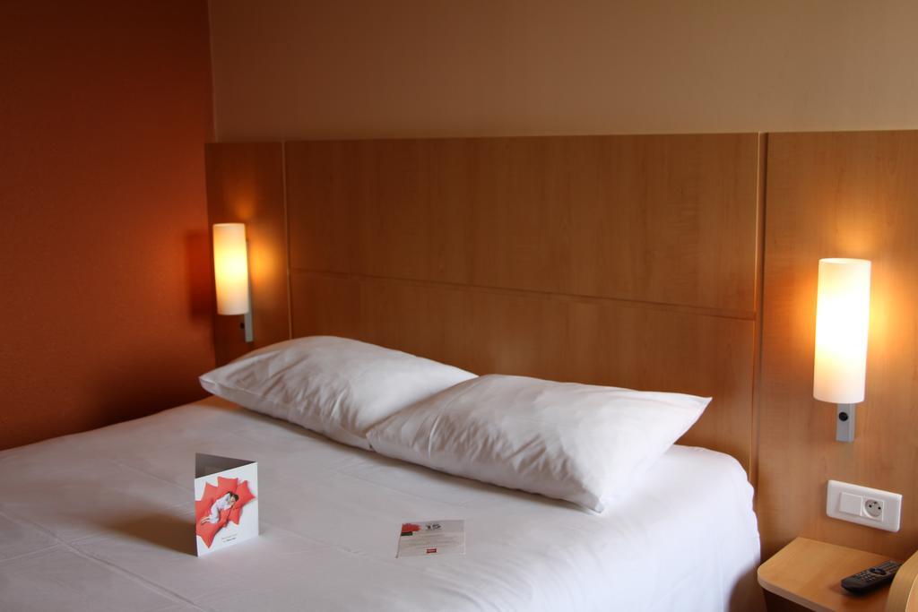 Hotel Ibis Guingamp Coeur De Bretagne Ploumagoar Habitación foto