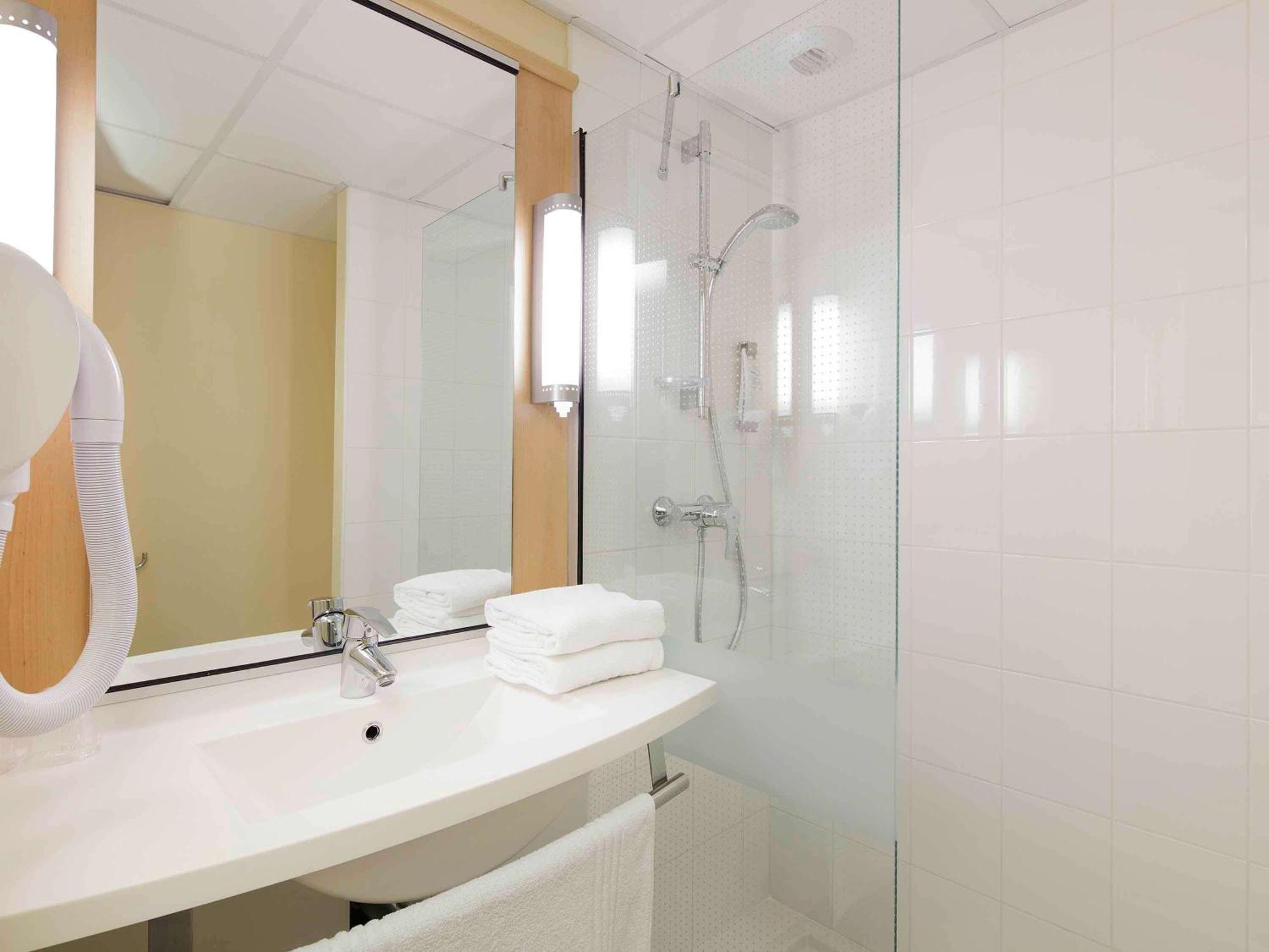 Hotel Ibis Guingamp Coeur De Bretagne Ploumagoar Habitación foto