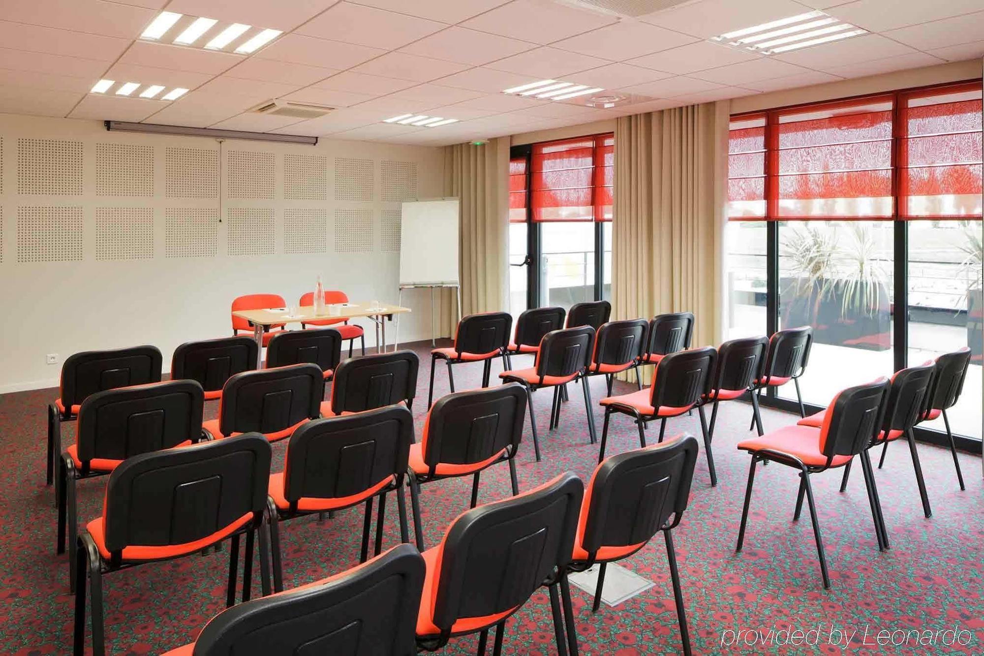 Hotel Ibis Guingamp Coeur De Bretagne Ploumagoar Negocio foto