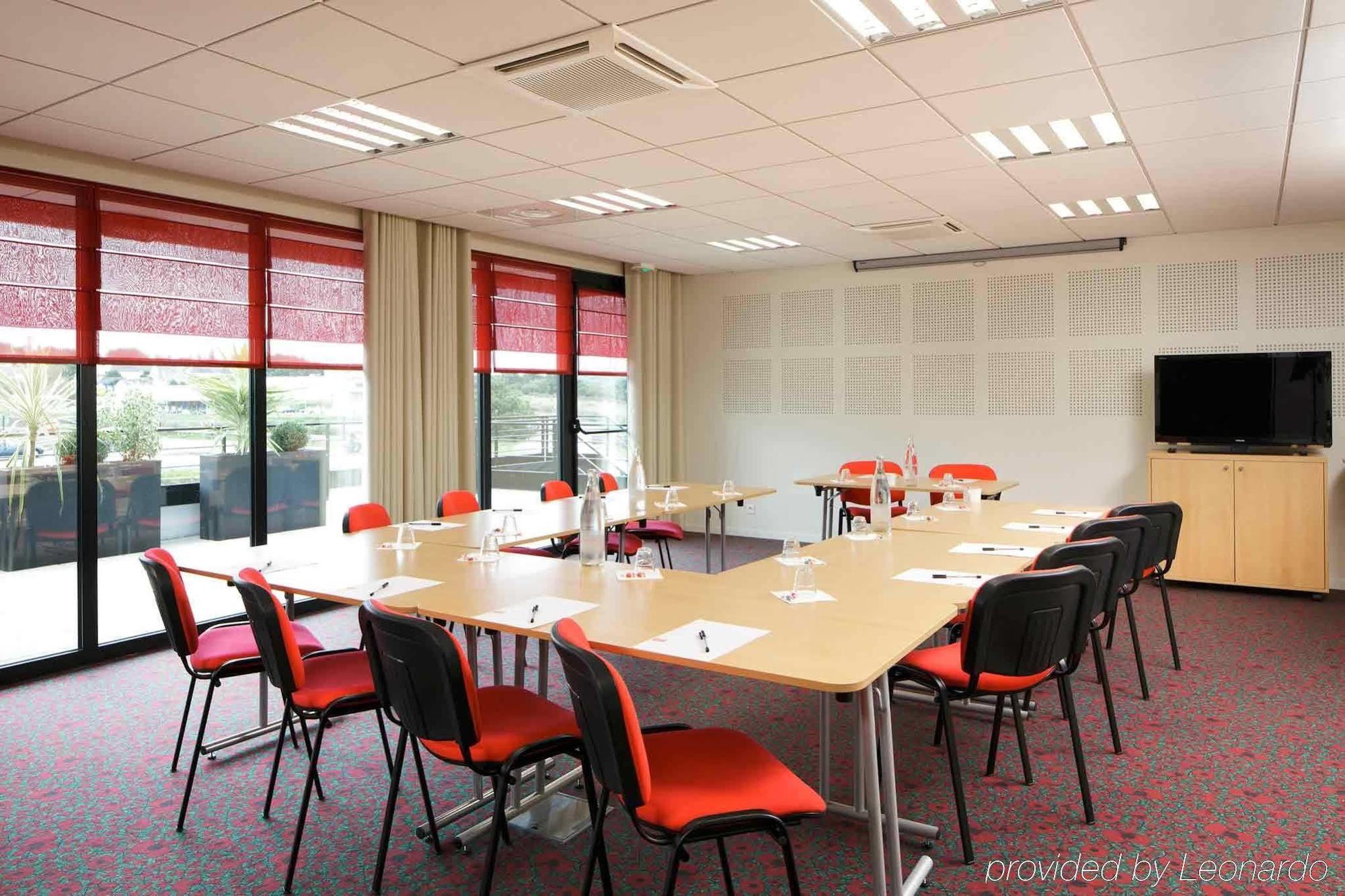 Hotel Ibis Guingamp Coeur De Bretagne Ploumagoar Negocio foto